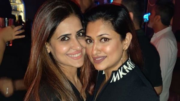 கையில் சரக்குடன் ஃபிரன்டை கட்டிப்பிடித்த நடிகை மாளவிகா.. தீயாய் பரவும் போட்டோ!