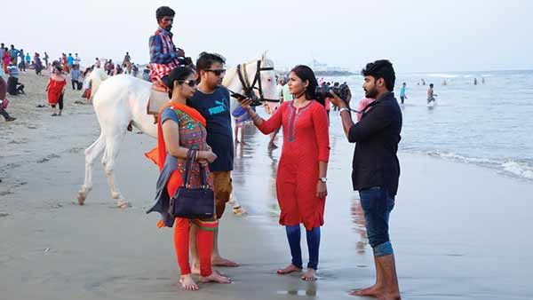 சாட்சிகளுடன் பல காட்சிகளில் கதை சொல்லும் மெரீனா புரட்சி