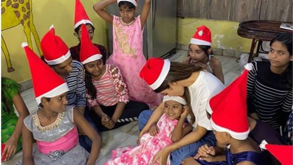 சான்டாவாக மாறிய ’நாகினி’ மெளனி ராய்.. என்ன செஞ்சாரு தெரியுமா?