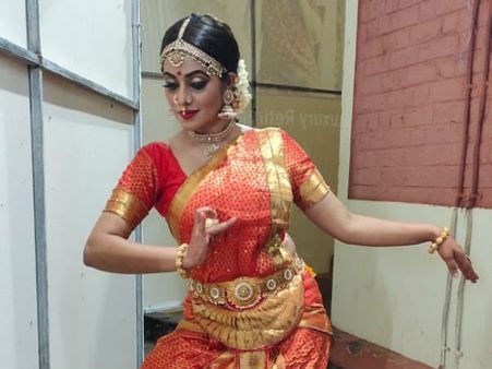 நடிப்பை தாண்டி பரதநாட்டியத்தில் அசத்தும்.. பூர்ணா.. குவியும் பாராட்டு!