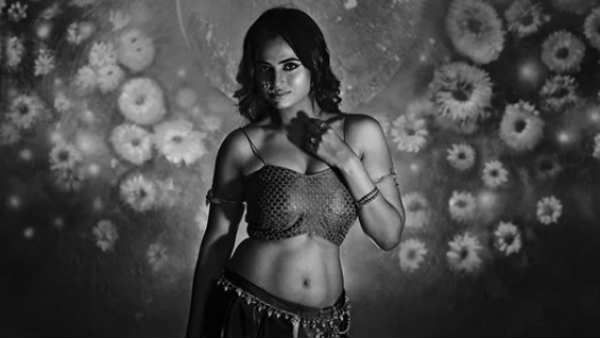 திரும்பவும் கவர்ச்சி போட்டோ.. ஆனா தொப்பையெல்லாம் தெரியுதே.. என்ன ரம்யா இப்டி ஆகிட்டீங்க!