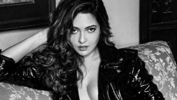 திருமணமானதை மறந்து டாப்லெஸாக போஸ் கொடுத்த நடிகை.. தீயாய் பரவும் போட்டோ.. வாயடைத்துப்போன ரசிகர்கள்!