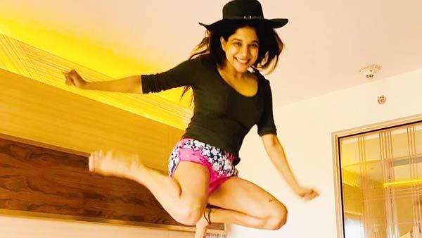 டூபீஸ் மட்டுமில்ல.. படுக்கையறையில் பிக்பாஸ் பிரபலம் செய்த வேலைய பாருங்க.. வாயை பிளக்கும் ஃபேன்ஸ்!