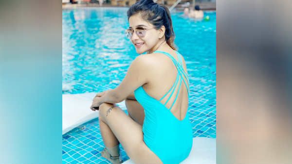 போட்டோ வார்.. மீரா மிதுனா.. சாக்‌ஷி அகர்வாலா யாரு செம்ம ஹாட்!