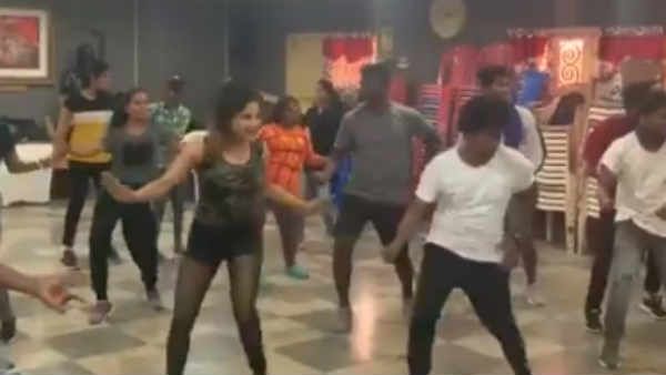 உள்ளாடை தெரிய செம ஆட்டம்.. பிக்பாஸ் பிரபலத்தின் வெறித்தனமான டான்ஸ்.. வைரலாகும் வீடியோ!