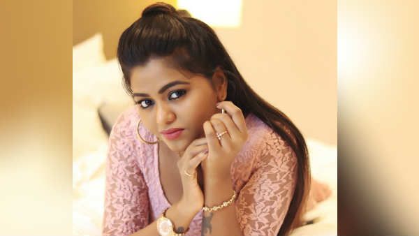 டிரெஸை கழட்டி காட்டி போஸ் கொடுத்த நடிகை.. வைரலாகும் போட்டோ.. பெருமூச்சு விடும் நெட்டிசன்ஸ்!