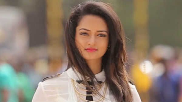 “நா என்ன தப்பு பண்ணினேன்.. அதை நினைத்து தினமும் இரவு கதறினேன்”.. படவிழாவில் மேடையிலேயே அழுத நடிகை!