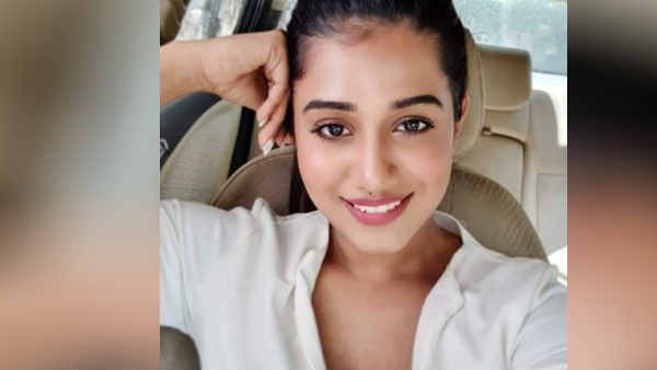 கவர்ச்சி ரசம் பொங்கும் ஷில்பா.. கலர் கலர் படங்கள் ரிலீஸ்