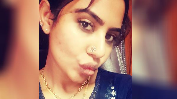 கிஸ் வேணுமா.. நான் இன்னும் ப்ரஷ் பண்ணவே இல்ல.. சூட்டைக் கிளப்பும் சர்ச்சை நடிகையின் தாறுமாறு போட்டோ!