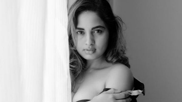 சட்டையை கழட்டி முன்னழகை காட்டும் ஸ்ருஷ்டி டாங்கே.. எல்லாம் எதுக்கு தெரியுமா?