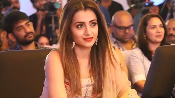 யார் சொன்னது ஏஞ்சல் சொர்க்கத்துல இருக்கும்னு.. திரிஷா போட்டோவை பார்த்து ஜொள்ளும் ஃபேன்ஸ்!