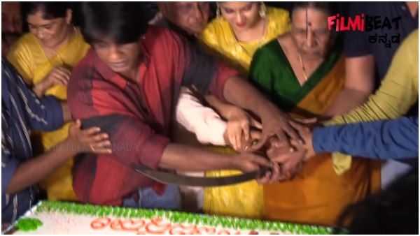 இதெல்லாம் தேவையா? பர்த் டே கேக்கை வாளால் வெட்டி மிரட்டல் போஸ் கொடுத்த ஹீரோ... போலீஸ் நோட்டீஸ்