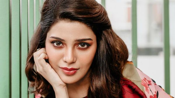 ஆத்மிகாவின் ஸ்டைல் லுக் .. விதவிதமான புகைப்படம்