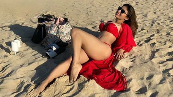 காற்றில் பறந்த கவுன்.. உச்சக்கட்ட கவர்ச்சியில் உடம்பை காட்டிய நாகினி நடிகை.. விளாசும் நெட்டிசன்ஸ்!