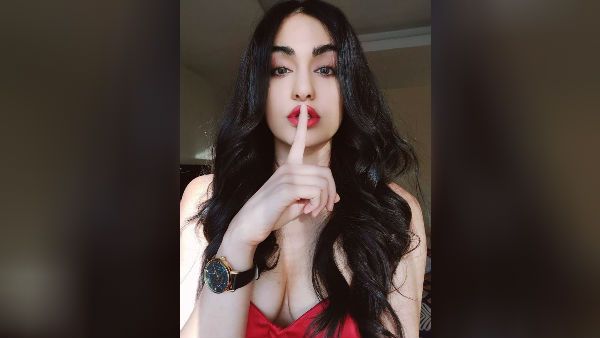 இது டூ மச் ஹாட்...ஒவ்வொரு முறையும் இப்படியே பண்றீங்களே? ஹீரோயினை அக்கு அக்காக பிரிக்கும் ரசிகர்கள்