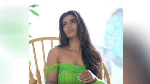 ஆங்கில நாளிதழ்க்கு கவர்ச்சியான போஸ் கொடுத்துள்ளார் முன்னனி நடிகை ரசிகர்கள் அதிர்ச்சி.