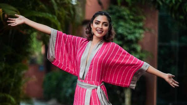 என்ன மேம்.. போட்டா ஃபுல்லா போடுறீங்க.. இல்ல போடவே மாட்றீங்க.. இதான் வச்சா குடுமி.. அடிச்சா மொட்டையா!