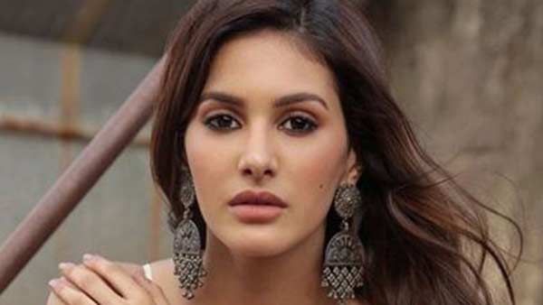 என்னா வாசகம்? அழகானவங்களுத்தான் இதெல்லாம் நடக்கும்... தனுஷ் நாயகியை தாறுமாறாய் புகழும் ரசிகர்கள்