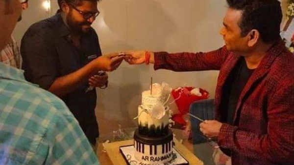 ஏ.ஆர். ரஹ்மான் பிறந்த நாளை கேக் வெட்டி கொண்டாடிய கோப்ரா டீம்!