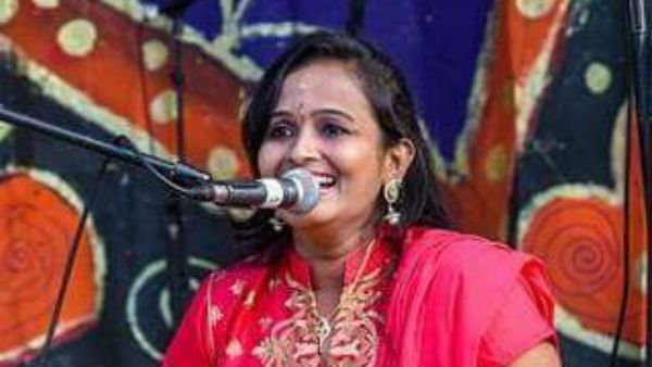 அமெரிக்காவில் கலக்கிய பாடகி பைரவி.. 12 மணி நேரம் பாடி சாதனை!