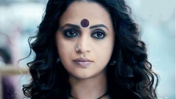 கழுத்துல தாயத்து... நெற்றியில பெரிய பொட்டு... தலையை விரிச்சுப்போட்டு.. அடடா நம்ம பாவனாவா இது?