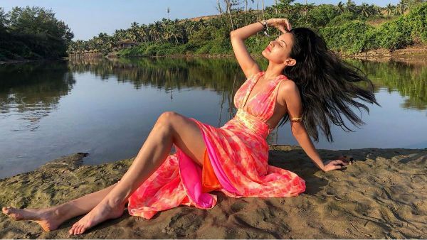 சூரியனுக்கே டஃப் கொடுப்பீங்க போலிருக்கே.. தனுஷ் பட நாயகியின் தாராள போஸ்.. வரிந்து கட்டும் ரசிகர்கள்