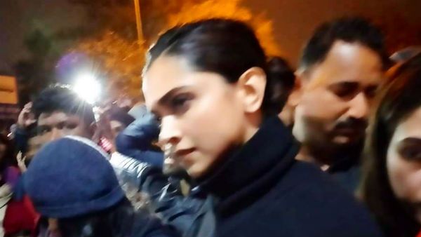 படத்துக்கான பப்ளிசிட்டியா.. நிஜ அக்கறையா.. ஜேன்யூ விசிட்.. தீபிகாவுக்கு ஆதரவுகளும் எதிர்ப்புகளும்!