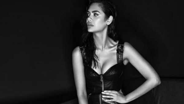 பார்த்துமா ஜிப் கழண்டுட போகுது.. வைரலாகும் இஷா குப்தாவின் ஹாட் போட்டோ.. நெட்டிசன்கள் கலாய்!