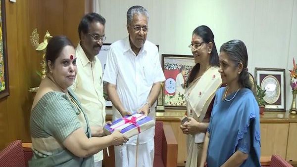 பட வாய்ப்புக்காக நடிகைகளை செக்ஸ்க்கு அழைப்பது உண்மைதான்.. முதல்வரிடம் நீதிபதி குழு அதிர்ச்சி அறிக்கை