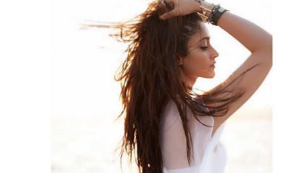 அய்யய்யோ.. ஓவர்கோட்டை திறந்து உள்ளாடையை காட்டிய விஜய் பட நடிகை.. ஜொள்ளுவிடும் நெட்டிசன்ஸ்!