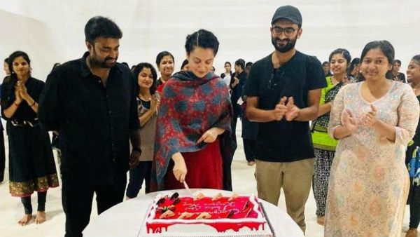 நடிகை கங்கனாவுக்கு பத்மஶ்ரீ... மெகா கேக் வெட்டி சென்னையில் கொண்டாடிய 'தலைவி' டீம்