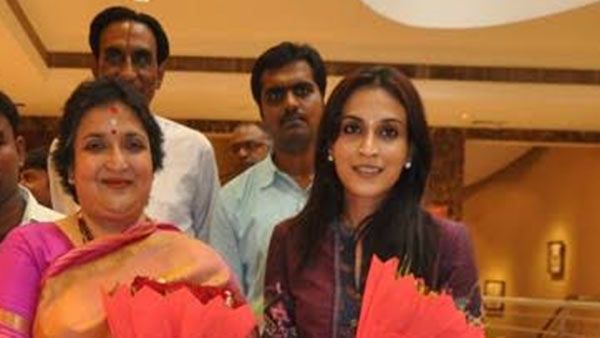 லதா ரஜினி, சவுந்தர்யா, ஐஸ்வர்யா தனுஷ்.... தர்பார் சிறப்புக் காட்சியில் ரசிகர்களுடன் ரஜினி குடும்பம்