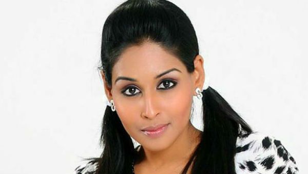 தொழிலதிபரிடம் பணம் பறிக்க முயற்சி... சர்ச்சை நடிகையின் சென்னை வீடு, பியூட்டி பார்லரில் சிபிஐ ரெய்டு