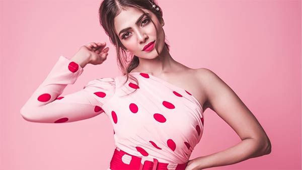 ரோஸு.. ரோஸு.. ரோஸு.. அழகான ரோஸு நீ.. டிரெண்டாகும் ’மாஸ்டர்’ நாயகியின் ரோஸ் மில்க் போட்டோ!