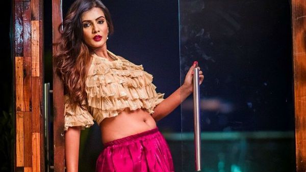 அந்த இடத்தை ரொம்ப காட்டாத.. ஹாட் புகைப்படத்தை பதிவிட்ட மீரா மிதுனுக்கு நெட்டிசன்கள் டோஸ்!