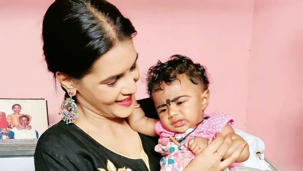 கையில் குழந்தையுடன் போஸ் கொடுத்த சர்ச்சை நடிகை.. பேத்தியா என கேட்டு மரண பங்கம் செய்த நெட்டிசன்ஸ்!