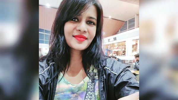 யாருடா அது ஈஃபிள் டவர தூக்கிட்டு போய் அங்க வச்சது.. வில்லங்கமான சர்ச்சை நடிகையின் டிஷர்ட்!