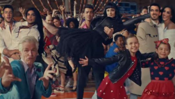 வெறும் சட்டை மட்டும் தான்.. கெட்ட ஆட்டம் போடும் பிரியங்கா சோப்ரா.. யார் கூட தெரியுமா?