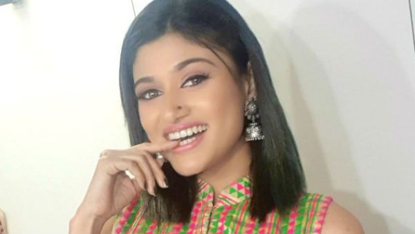 முகத்தை மறைத்து ஓவியா போட்ட புகைப்படம்.. லைனில் வரிசையாக வந்து அட்டன்டன்ஸ் போட்ட ஓவியா ஆர்மி!