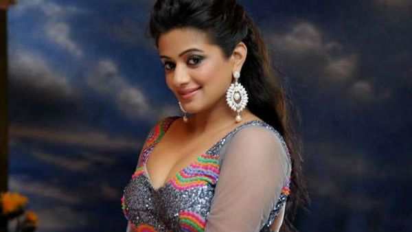 அடுத்த அப்டேட்: இந்தி படத்தில் இருந்து விலகிய கீர்த்தி சுரேஷூக்கு பதில் பிரியாமணி... அடித்தது லக்