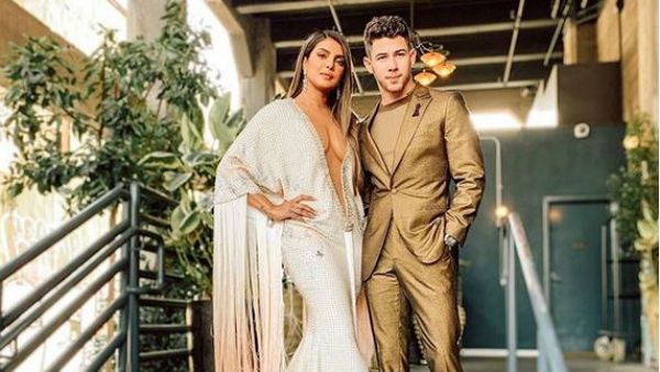 ஏன் இப்படி? ஓவர் கிளாமர் உடையில் விருது நிகழ்ச்சியில் கலந்துகொண்ட பிரியங்கா... தீயாய் பரவும் போட்டோ