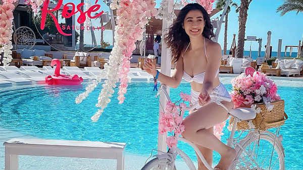 இந்த டிரெஸ்ல சைக்கிள் ஓட்டிட்டு போனா.. எதிர வரவங்க என்னம்மா ஆகுறது.. அதகளப்படுத்தும் ராய் லக்ஷ்மி!