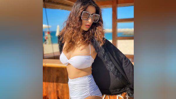 வொயிட் அண்ட் வொயிட்... ராய் லட்சுமியின் ரசனையான ஹாட் பிகினி... வஞ்சனையின்றி புகழும் ரசிகர்கள்