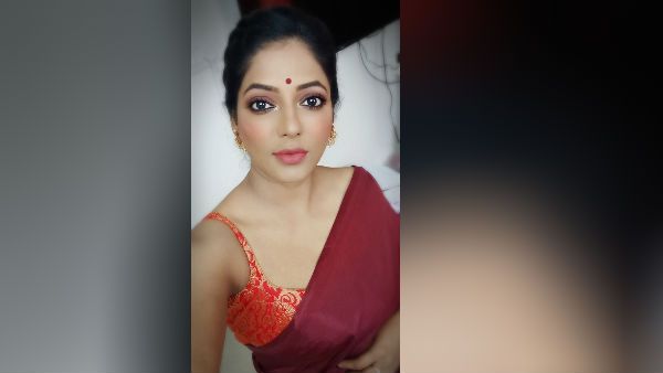 வாவ்.. நயன்தாரா மாதிரியே இருக்கீங்களே.. ஸ்லிவ்லெஸ் ஜாக்கெட்டில் அசத்தும் பிக்பாஸ் பிரபலம்!