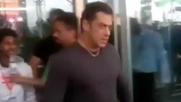 சும்மாவே அவரு கோவக்காரரு... தேவையா? செல்ஃபி எடுக்க முயன்றவர் போனை பறித்த சல்மான் கான். வைரல் வீடியோ