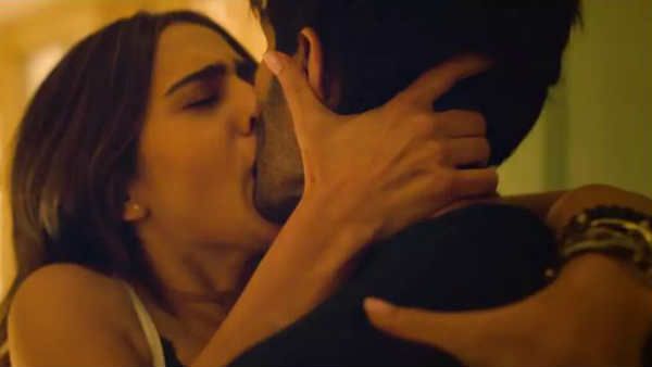 முத்தம் கொடுக்க, விதம் விதமா யோசிக்கிறாய்ங்களே... வைரலாகும் சாரா அலிகானின் சரமாரி லிப் லாக்