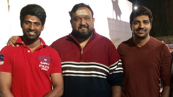 தலைவர் 168 இயக்குநருடன் புத்தாண்டை கொண்டாடிய புது மாப்பிள்ளை சதீஷ்!