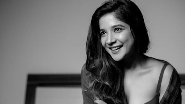 ஒன் சைடு சட்டையை கழட்டி முன்னழகை காட்டிய சாக்‌ஷி.. ஆனால், இப்பவும் அசராமல் கழுவி ஊற்றும் நெட்டிசன்ஸ்