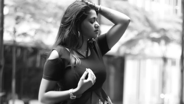 அந்த படத்துல நடிக்கிறீங்கங்கறதுக்காக இப்படியா கிளாமர் காட்றது? நடிகையை வச்சு செய்யும் நெட்டிசன்ஸ்!