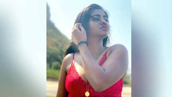 நான் லிமிடெட் எடிஷன்.. உள்ளாடை அணியாமல் கிளாமர் போட்டோ வெளியிட்ட நடிகை.. வாயை பிளக்கும் நெட்டிசன்ஸ்!